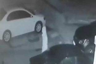 白衣鬼影 泼漆 被监控录下