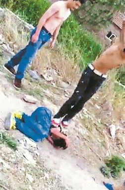 3名光背男围殴14岁少年视频引公愤 拍摄视频者已被警方带走