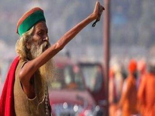 印度一苦行僧,高举右手臂46年从未放下,如今成了这般模样