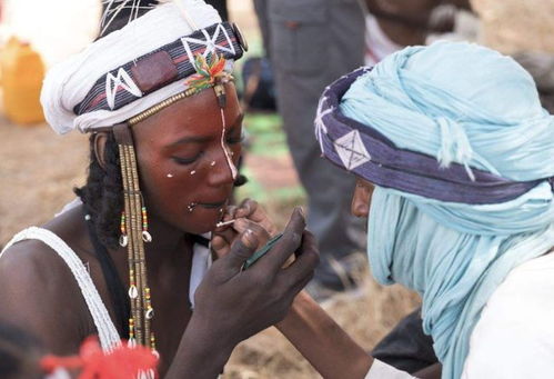 崇尚一妻多夫的非洲原始部落 化妆是男性专利,每年需选美争宠
