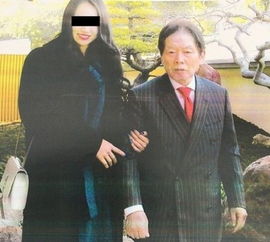 日本77岁老大爷娶22岁女模为妻,结婚3个月后死在家中