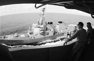 美国拉森号导弹驱逐舰安全驶出中国人造岛礁12海里,但未来总有