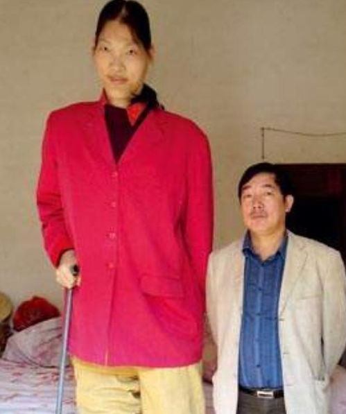 安徽女巨人姚德芬 一顿能吃6碗面,15岁身高2米,23岁就超过姚明
