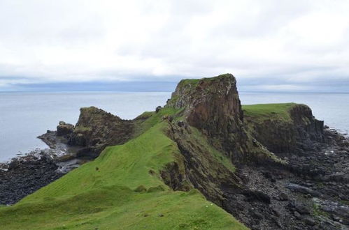 研究人员在苏格兰海滩,发现侏罗纪时代恐龙足迹化石