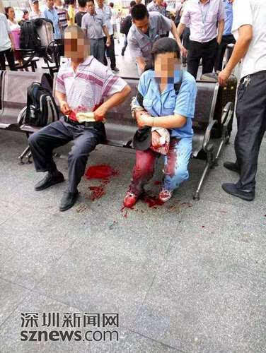 深圳男子车站砍人 伤者献血染红裤子现场血迹斑斑