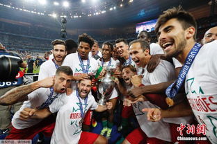 葡萄牙首次欧洲杯夺冠 C罗顶杯狂欢 