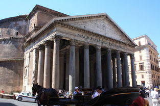 古罗马以建筑万神殿著名 这座神殿当初的建造目的主要是为了供奉 古罗马斗兽场建筑特点