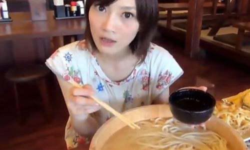 有人知道日本大胃王木下佑哗吗 记得有一期是讲为什么她吃的多还不胖的原因 