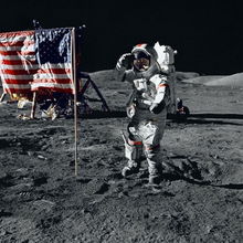 世界上第一个登上月球的人是阿姆斯特朗,美国人。 世界上第一个登上火星的国家