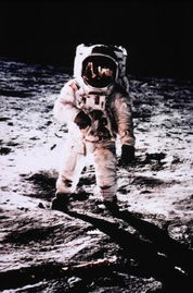 谁是第一个登上月球的人?美国宇宙飞船首次紧急着陆 谁是第一个登上月球的宇航员