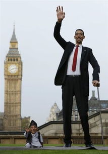 世界最高人251厘米与世界最矮人54.6厘米齐亮相