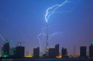 闪电击中世界第一高楼迪拜哈利法塔 场面壮观 