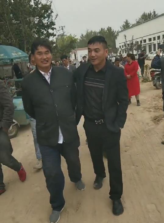 大衣哥受不了村民的直播,也不想搬家 这可能是中国农民的故土难(大衣哥借钱)