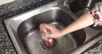女子通过短视频网购通下水道的水结果喷到脸上毁容了对方愿意赔偿(我就是这般女子短视频)