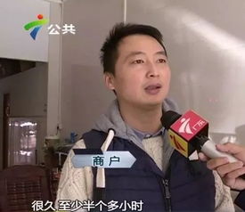 男子和女友吵架让她归还身上的衣服 女孩当街做出惊人之举（图）(男子和女友吵架让她归还身上的衣服)