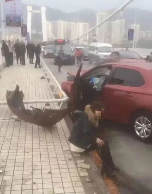 近日，湖南一名男子在车内玩手机一直不走，楼上女子好奇拍下视频，拉近镜头后看到辣眼一幕。(近日湖南一名男子)