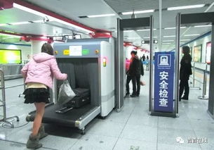 火车站安检机突然出现了奇怪的场景 女安检员捂着嘴当场吓呆了(火车站过安检机的照片)