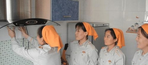 裸体清洁工Cleaned Bare:家政公司推出全裸家政服务