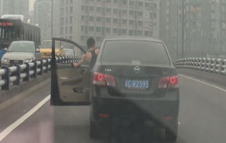 男人把妻子送上班后突然停下来 冲出车门后的恐怖场景发生了(女人接受男人送她上班)