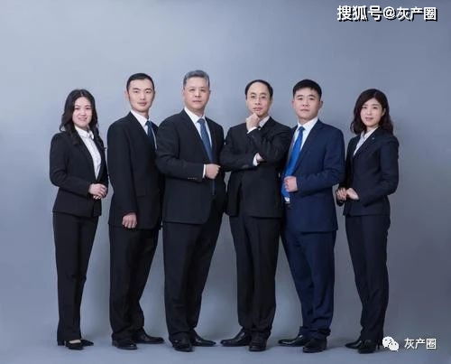 一群人对法律一无所知,却冒充律师,打着维权以欺诈为幌子(法律关于被一群人堵)