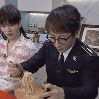 刘谦把碎纸条变成面条(刘谦把碎纸条变成面条吃了是什么节目)