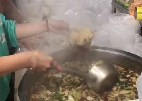 山西受灾群众和抗洪一线工作人员送饭 网友:人间自有温情在!