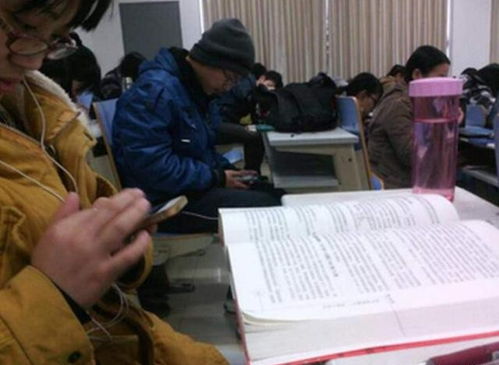 学校回应学生上课玩手机被退学(会考学校可以有学生上课吗)