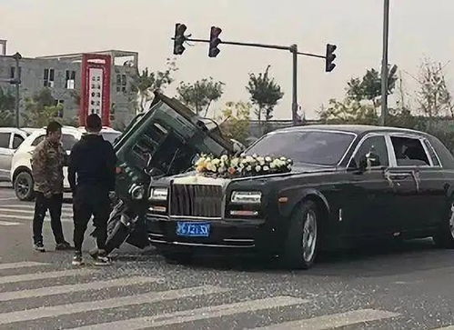 RR婚车与三轮车相撞,新郎新娘别无选择,只能暂时换车(三轮车婚车图片)