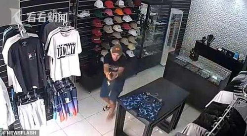 三名男子在服装店突然拔枪抢劫 老板淡定反杀硬核现场曝光（图）