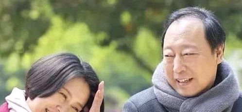 70岁大爷和40岁女子在公园拥吻 回家洗澡时发现不对立刻报警（图）(河南70岁大爷)