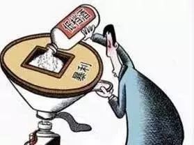 10月11日，一位父亲带着儿子用强磁铁在河中打捞，4小时后成果让人让人惊喜不已。(10月11日一架俄罗斯飞机失事)