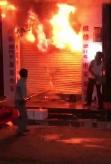 砰！被爆炸气浪冲飞后，休假战士的选择感动无数人（图）(爆炸的气浪能把人掀翻)