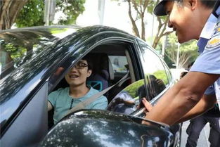 交警跳跃式接小学生过马路 网友直呼暖心(交警跳跃式接小学生过马路)