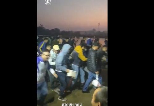 上百人清晨百米冲刺抢钓鱼位（图）(上百人清晨百米冲刺抢钓鱼位)