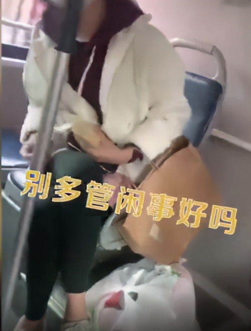 女子公交车不戴口罩吃榴莲被劝阻(女子公交车不戴口罩后续)