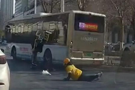 撞外卖员司机已停职(外卖员滴滴司机叫什么)