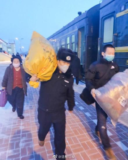 宁波北仑辅警何青奋战30小时回工作站休息时脸色异常