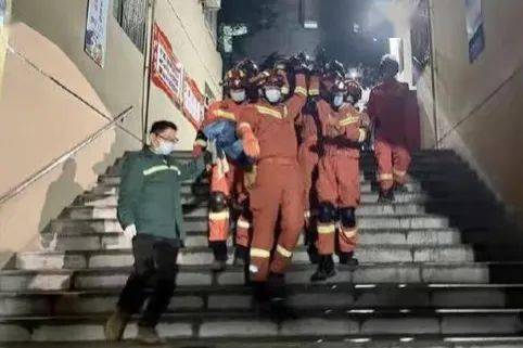 重庆凤山街道办事处食堂倒塌 26人被困(重庆凤山街道办事处食堂)