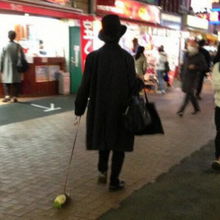 街上惊讶地发现,中年男子正在遛狗 真的很有趣!(他惊讶地发现)