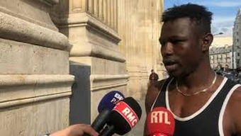 非洲小伙（Mamoudou Gassama）徒手爬楼救人 马克龙亲自感谢(非洲小伙翻唱你一定要幸福)