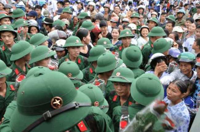 越南新兵入伍,亲人追车跑,女友不舍