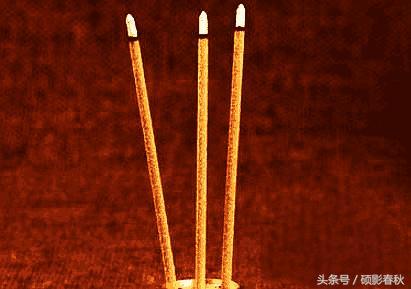 为什么人死后床头要点三根香?(人死后床头为什么要点灯)