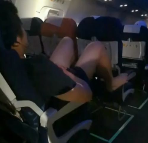 奇葩男子飞机上脱鞋还不停抖脚 刺激气味把乘客熏崩溃