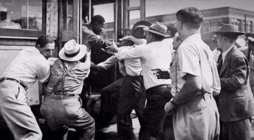 1916年美国万人活烤黑人：杰西华盛顿私刑事件被火焚之后悬挂示众(1916年美国万人活烤黑人大会图片)
