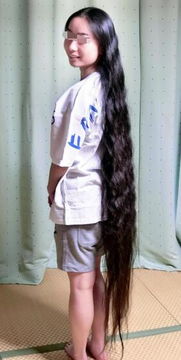 18岁女生头发长155.5厘米破世界纪录：出生后从未剪过头发(18岁女生头发一年一般长多少)