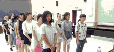 印度女兵入伍体检 最后一项太尴尬!让人脸红(实在太尴尬)