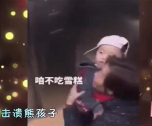 恶作剧！男子电梯里上演鬼手“扭断人头” 吓疯旁边人（现场）(电梯恶作剧之循环电梯)
