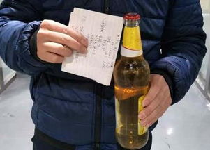 有时候买酒回来,不开酒器真的很麻烦!你相信一个A4纸能开瓶子(酒买回来了人呢图片)