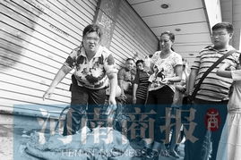 唐伯虎市中心裸奔 对女人撒尿(在市中心裸奔)