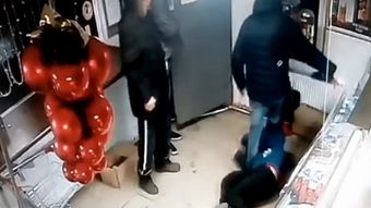 易怒!俄罗斯男子排队时,因为不满前排太慢而愤怒,平静地离开了